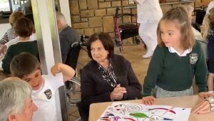 visita-niños-colegio-europa-3-mayo-24-residencia de mayores de getxo
