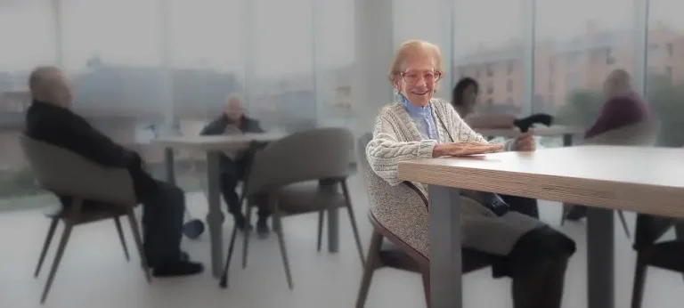 anciana en el salon de la residencia de mayores Santa Maria de Getxo