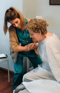 Fisio atendiendo a una anciana de Getxo